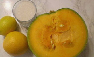 Dulceata de dovleac cu portocale si lamaie este foarte usor de preparat. Să pregătim ingredientele necesare conform listei.