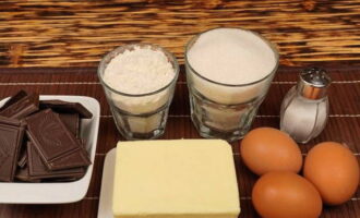 Klassisk chokladbrownie är lätt att göra hemma. Vi kommer att förbereda de nödvändiga produkterna enligt listan.