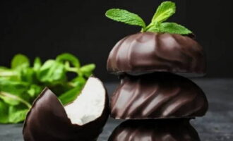 Doppa marshmallows i smält choklad och lägg på galler. När överskottet av chokladen har runnit av och glasyren stelnat kan du smaka på produkten. Smaklig måltid!