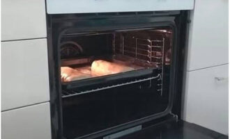 Bật lò nướng ở 180°C. Nướng bánh strudel trong 30-35 phút.