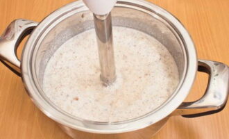 Després d'afegir la massa de bolets al puré de patates, afegiu-hi nata. Condimentar amb espècies.Puré amb un aparell elèctric. Posar al foc, escalfar, però no bullir.