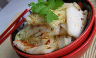 Kimchi Hàn Quốc đã có sẵn tại nhà. Phục vụ và thưởng thức!