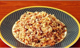 Ang Buckwheat na may nilagang ay handa na! Inilalagay namin ang mabangong pagkain sa mga nakabahaging plato at iniimbitahan ang pamilya sa mesa. Bon appetit!