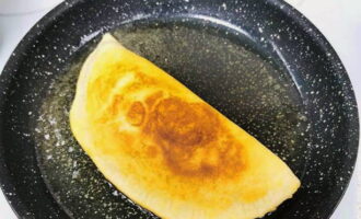 Stek godingen i en stekpanna med vegetabilisk olja tills den är gyllenbrun på båda sidor. Efter chebureks kan överföras till pappershanddukar för att ta bort överflödigt fett.