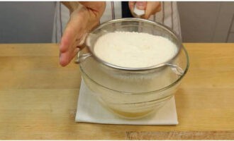 เทส่วนผสมนี้ผ่านตะแกรงลงในมวล kefir