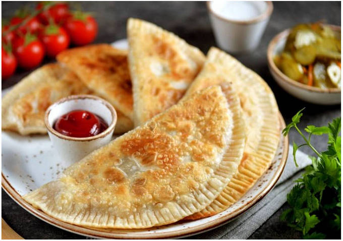 Chebureks met vlees in een koekenpan