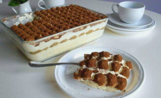 Tiramisu cổ điển ở nhà đã sẵn sàng! Chúng tôi chia món tráng miệng thành nhiều phần và thưởng thức. Chúc ngon miệng!