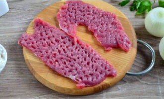 สโตรกานอฟเนื้อคลาสสิกนั้นเตรียมง่ายมาก ล้างเนื้อเนื้อ ซับให้แห้งด้วยกระดาษเช็ดปาก แล้วหั่นเป็นชิ้นบาง ๆ จากนั้นวางแต่ละชิ้นแยกกันบนเขียงแล้วทุบด้วยค้อนในครัวทั้งสองด้าน
