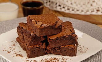Hemlagad klassisk chokladbrownie är klar. Ta för dig!