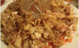 Fördela kyckling med lök och blöt i sås.
