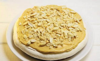 Trải meringue, nêm kem và đậu phộng cắt nhỏ.
