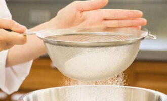Rây lượng bột quy định và thêm muối cho vừa ăn.