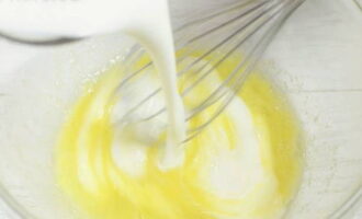 เท kefir ที่อุณหภูมิห้องแล้วผสมส่วนผสมโดยใช้ที่ตี