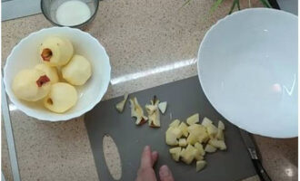 Rửa táo để làm nhân, loại bỏ vỏ và hạt.