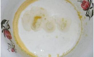 Trong một bát trộn, xay lòng đỏ với đường cho đến khi mịn. Sau đó đổ kefir và dầu thực vật vào và trộn.