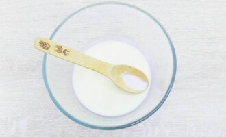 เท kefir ที่มีไขมันลงในชาม เพิ่มโซดาและคน ปล่อยให้นั่งรอปฏิกิริยาดับให้เสร็จสิ้น