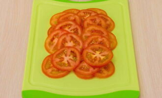 Vi skär tomaterna i tunna cirklar.