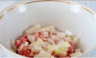 Blanda färsen med lökskivorna.