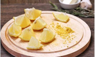 Hugasan ang lemon at alisin ang kaunting zest mula dito. Pinutol namin ang citrus mismo sa maliliit na bahagi.