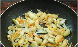 Cắt hành tây thành lông. Chiên chúng trong dầu thực vật cho đến khi có màu vàng nâu.