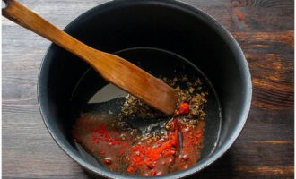 Đun nóng dầu ô liu trong chảo hoặc chảo có đáy dày. Thêm ớt bột xay, thì là nghiền nát và hạt rau mùi vào đây. Chiên nhanh cho đến khi có mùi thơm.