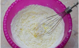 แยกกันผสมไข่แป้งและเทนมเล็กน้อยจากจำนวนทั้งหมด เพิ่มวานิลลิน มาเริ่มผสมกัน