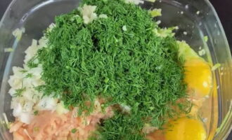 Naglalagay din kami ng tinadtad na dill at bawang dito. Asin at paminta ang pagkain sa panlasa. Paghaluin nang lubusan hanggang ang lahat ng mga sangkap ay pantay na ibinahagi.