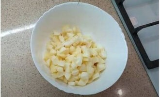 Cắt cùi táo thành khối nhỏ và cho vào tô riêng.