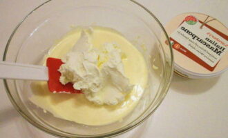 Thêm mascarpone vào hỗn hợp lòng đỏ và trộn đều.