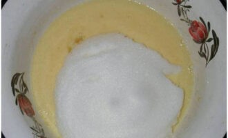 Đổ lòng trắng trứng đã đánh bông vào hỗn hợp kefir.