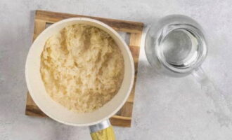 Ilagay ang hinugasang bigas sa isang kasirola. Punuin ng tubig. Ang ratio ng bigas at tubig ay 1:2.