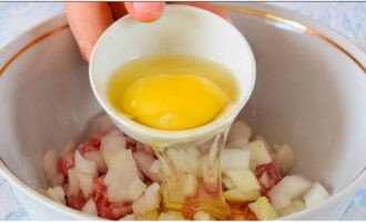 Vispa i ett kycklingägg, salta och peppra.
