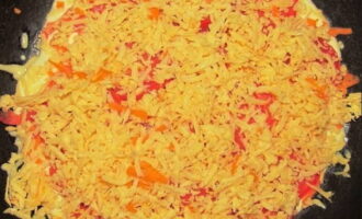 Cắt xúc xích và cà chua thành lát mỏng. Nghiền một miếng phô mai cứng bằng bất kỳ dụng cụ vắt nào. Đặt chảo rán trên lửa vừa, bôi dầu và dàn bột đã nhào thành một lớp mỏng đều. Đặt xúc xích và cà chua thái lát lên trên mặt bột và rắc đều phô mai.