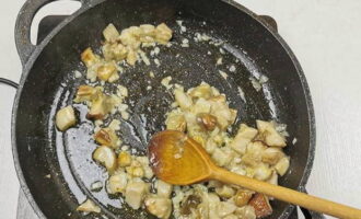 Puneți ciupercile porcini aici și prăjiți până când umezeala se evaporă.