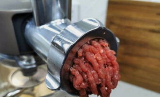 Du kan ta färdig köttfärs eller mala en köttbit genom en köttkvarn. Vi maler också löken och vitlöken genom en köttkvarn.