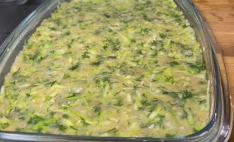 Ilagay ang kuwarta sa isang baking dish.