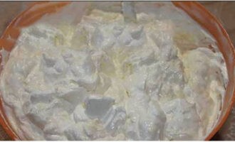 Chuyển khối lượng protein vào hỗn hợp sữa đông và trộn nhẹ nhàng bằng thìa.