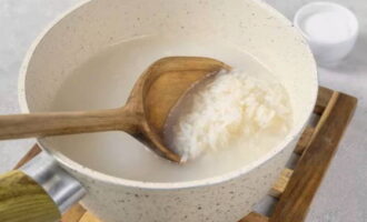 Asin ang kanin at buksan ang kalan. Pakuluan at bawasan ang init, lutuin ng 5 minuto.