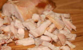 Gupitin ang pinausukang manok sa maliliit na piraso at idagdag sa pinaghalong.