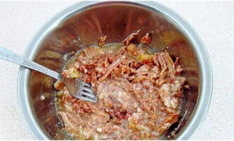 Buksan ang nilagang at ilagay ang mga nilalaman sa isang malalim na plato, mash gamit ang isang tinidor.