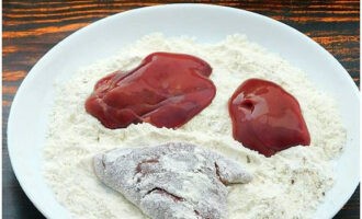 Cuộn gan đã chuẩn bị trong bột với gia vị.