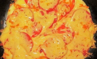 Nấu bánh pizza không đậy nắp trong 5 phút. Sau đó vặn lửa nhỏ, đậy nắp chảo và nấu thêm 5 phút nữa cho đến khi phô mai tan hoàn toàn.