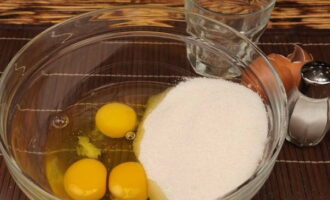 Blanda kycklingägg, socker och salt separat.