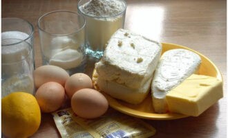 Kesopaj i ugnen är väldigt lätt att förbereda. Alla produkter och deras kvantitet som kommer att behövas för att förbereda pajen anges i ingredienslistan. Mjölet kan genast siktas genom en fin sil.