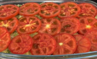 Takpan ang layer na may manipis na singsing ng kamatis. Ilagay sa oven na preheated sa 180° sa loob ng 1 oras.
