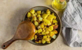 Hetta upp en stekpanna med raffinerad vegetabilisk olja. Ta ur potatisen och stek tills den är gyllenbrun i en kvart. Ta upp steken på en tallrik.