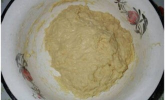 Không ngừng nhào, thêm phần bột còn lại vào bột.