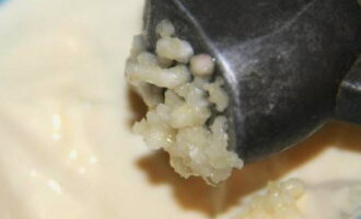 Pindutin ang mga clove ng bawang sa pagkain. Ito ay maginhawa upang gawin ito sa pamamagitan ng isang espesyal na pindutin.