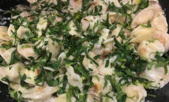 Under denna tid kommer dumplingsna att absorbera all sås och öka i volym. Strö dem med finhackade örter.