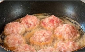 Blanda blandningen och forma till bollar; lägg bitarna i en stekpanna med uppvärmd vegetabilisk olja.